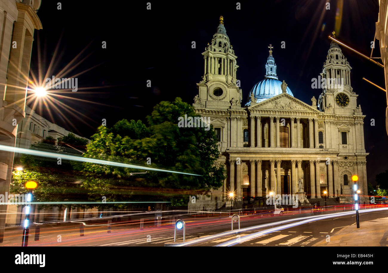 St. Pauls Cathedral in der Nacht von Ludgate Hill Stockfoto