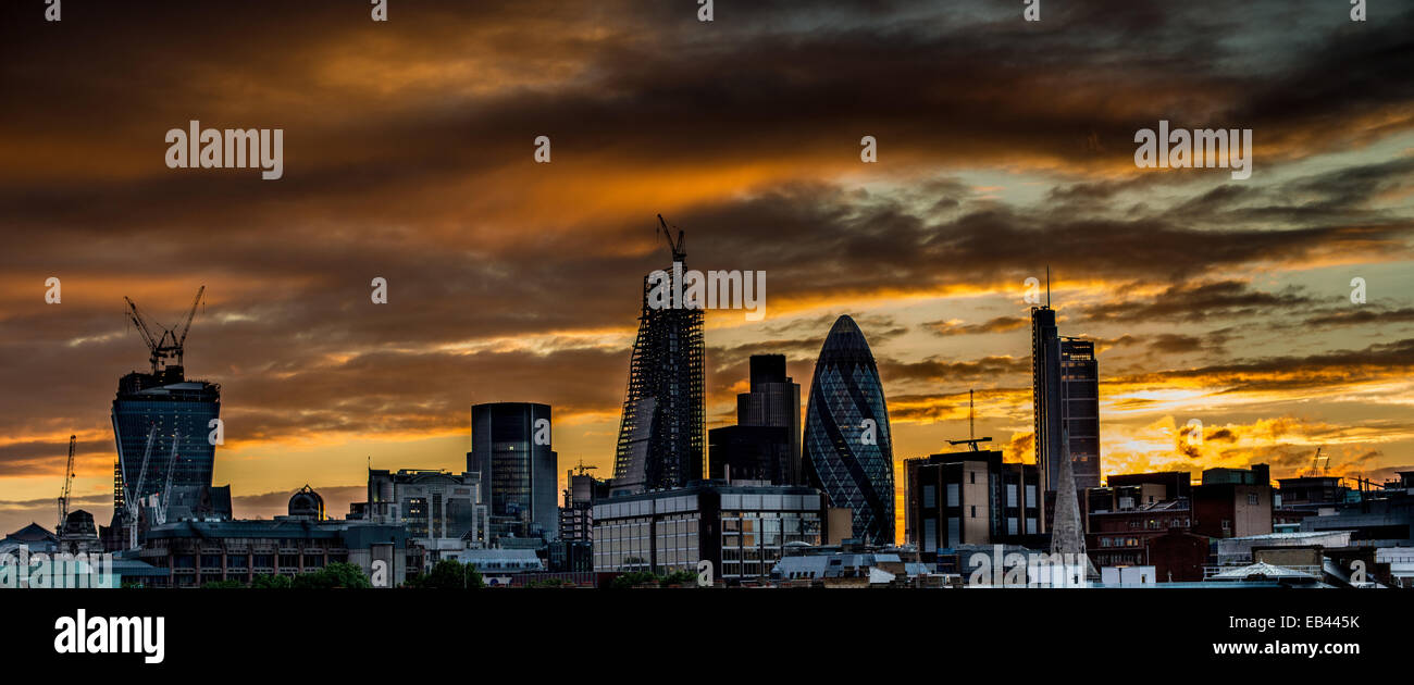 Der Londoner Skyline bei Sonnenuntergang Stockfoto