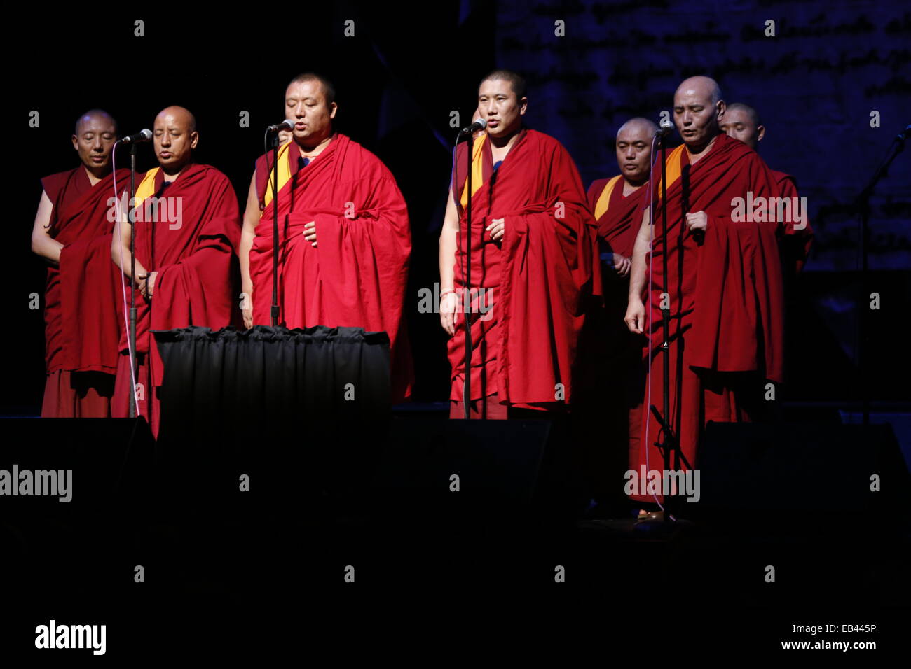 Tibetisch-buddhistische Mönche führen in Louisville Kentucky.  Louisville der tibetischen buddhistischen Zentrum, das Drepung zusammenziehen-Institut und die Stadt Louisville host seine Heiligkeit der Dalai Lama vom 19.-21. Mai 2013.  Die zweitägige Veranstaltung, genannt "Fesselnde Mitgefühl", begann am Sonntag, den 19. Mai um die YUM! Mitte, wenn der Dalai Lama einen öffentlichen Vortrag zu einer erwarteten Publikum von 16.000 präsentieren wird. Stockfoto