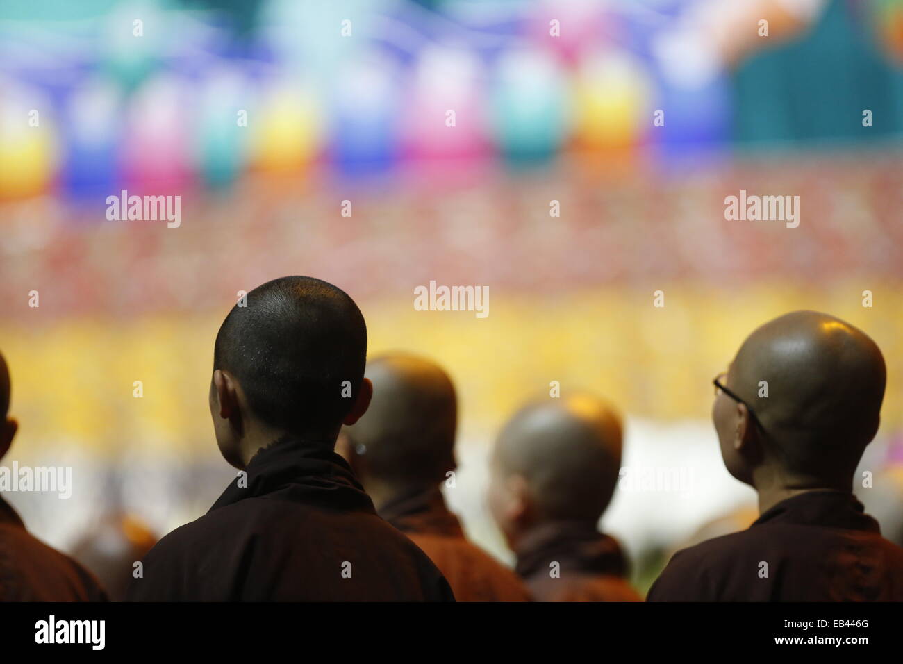 Mönche besuchen Lehre vom Dalai Lama in Louisville Kentucky.   Louisville der tibetischen buddhistischen Zentrum, das Drepung zusammenziehen-Institut und die Stadt Louisville host seine Heiligkeit der Dalai Lama vom 19.-21. Mai 2013.  Die zweitägige Veranstaltung, genannt "Fesselnde Mitgefühl", begann am Sonntag, den 19. Mai um die YUM! Mitte, wenn der Dalai Lama einen öffentlichen Vortrag zu einer erwarteten Publikum von 16.000 präsentieren wird. Stockfoto