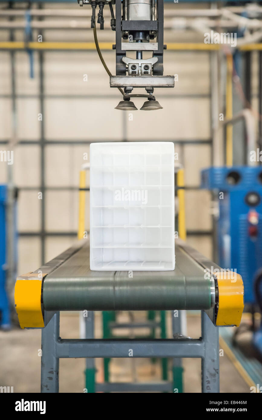 Industrieroboter arbeiten in Kunststoff-Fabrik Stockfoto