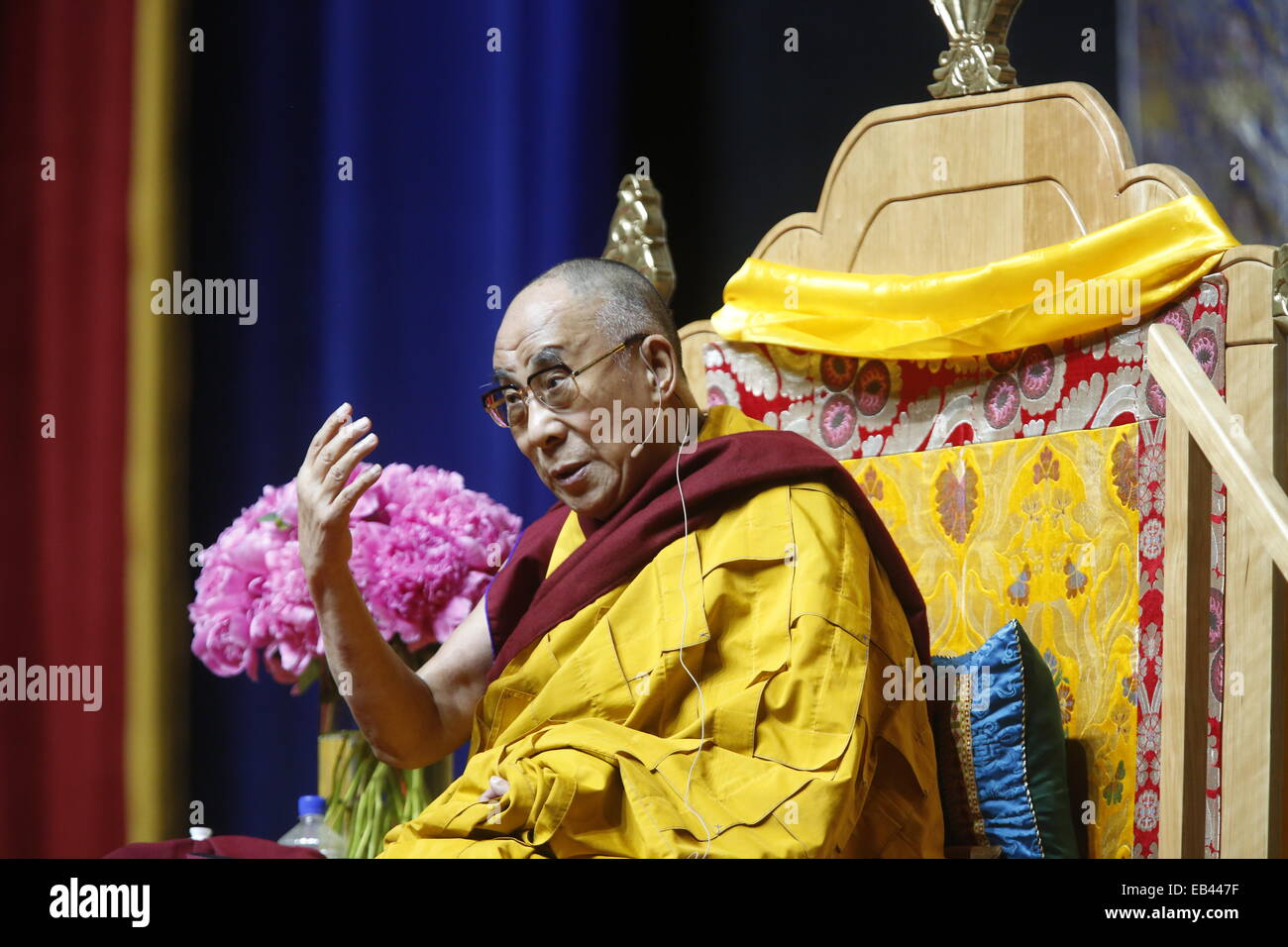Der Dalai Lama gibt eine Lehre in Louisville Kentucky.   Louisville der tibetischen buddhistischen Zentrum, das Drepung zusammenziehen-Institut und die Stadt Louisville host seine Heiligkeit der Dalai Lama vom 19.-21. Mai 2013.  Die zweitägige Veranstaltung, genannt "Fesselnde Mitgefühl", begann am Sonntag, den 19. Mai um die YUM! Mitte, wenn der Dalai Lama einen öffentlichen Vortrag zu einer erwarteten Publikum von 16.000 präsentieren wird. Stockfoto