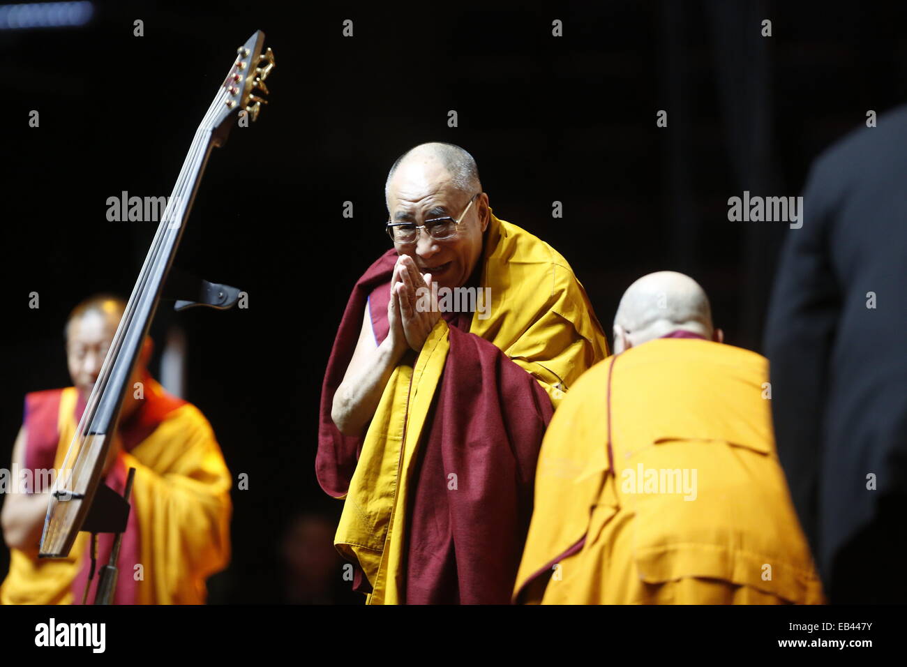 Der Dalai Lama begrüßt das Publikum in Louisville Kentucky.   Louisville der tibetischen buddhistischen Zentrum, das Drepung zusammenziehen-Institut und die Stadt Louisville host seine Heiligkeit der Dalai Lama vom 19.-21. Mai 2013.  Die zweitägige Veranstaltung, genannt "Fesselnde Mitgefühl", begann am Sonntag, den 19. Mai um die YUM! Mitte, wenn der Dalai Lama einen öffentlichen Vortrag zu einer erwarteten Publikum von 16.000 präsentieren wird. Stockfoto