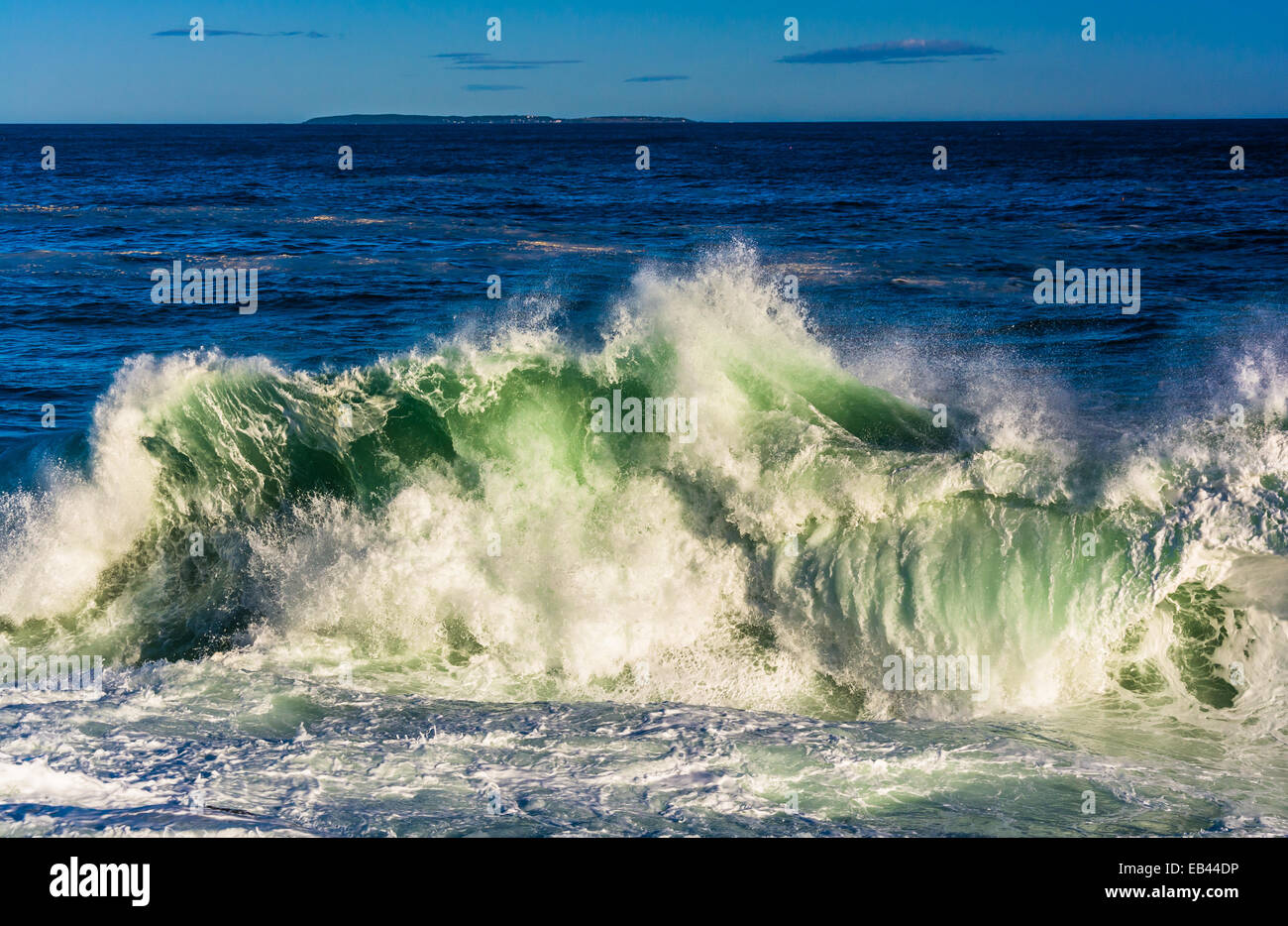 Große Wellen in den Atlantischen Ozean von Pemaquid Point, Maine gesehen. Stockfoto