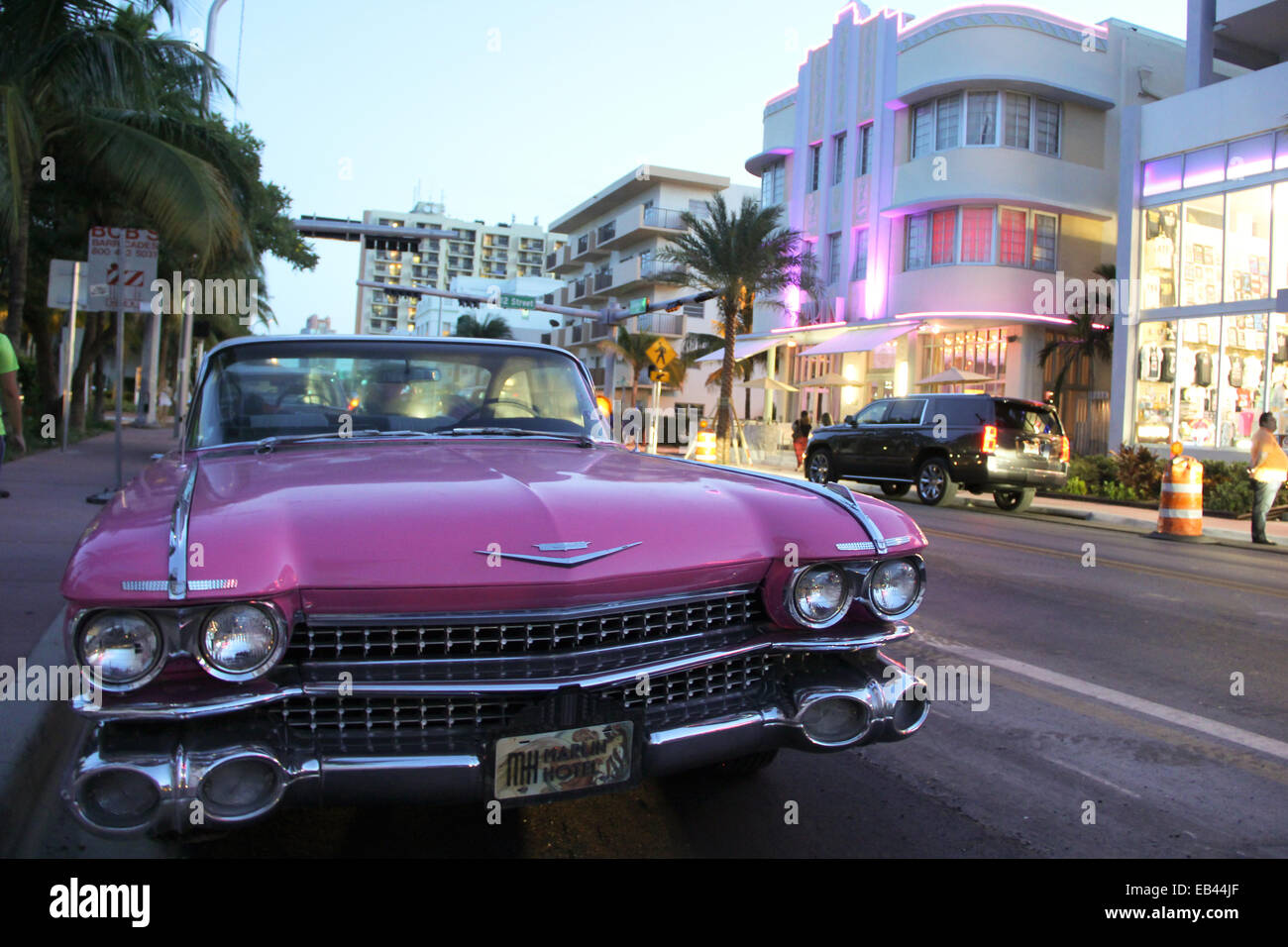 Ein Oldtimer bei einer touristischen Straße in der Innenstadt von Miami, Florida. Stockfoto