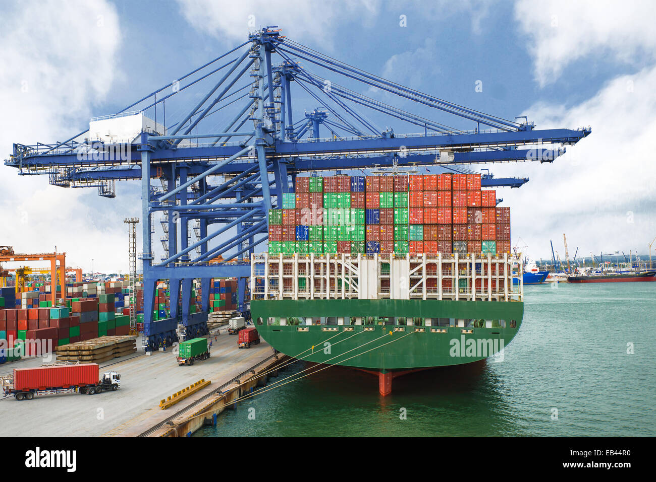 Containerschiff im terminal arbeiten mit Shore-Kran am dock Stockfoto