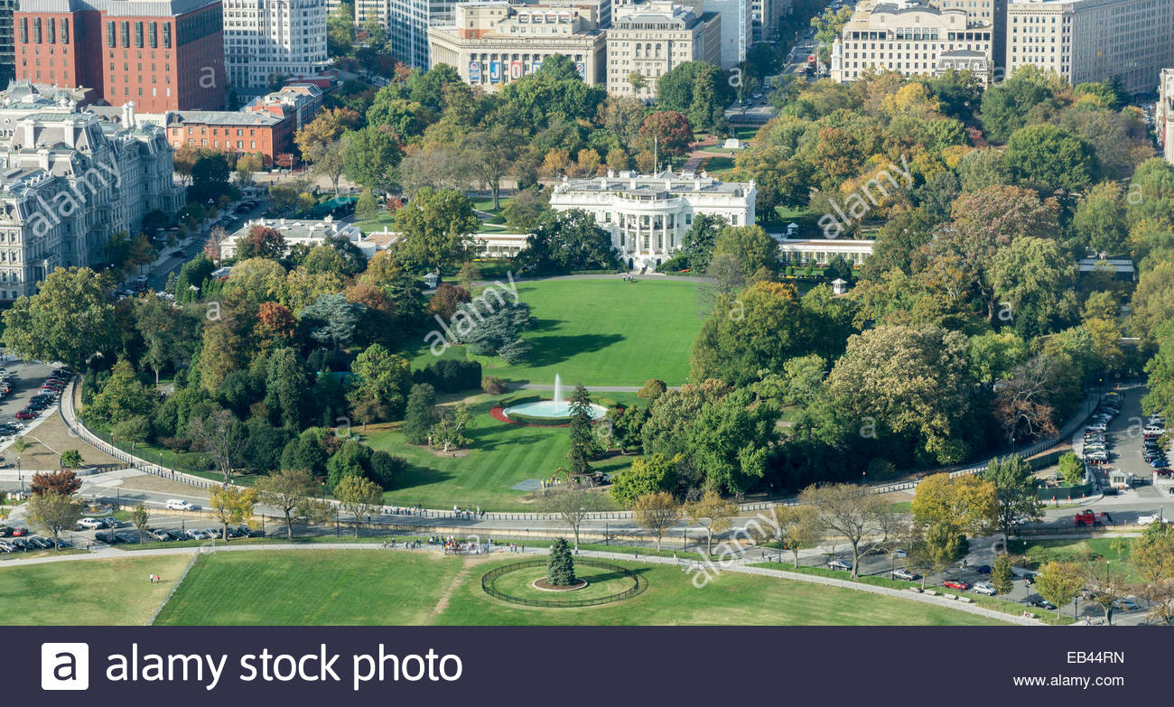 pics Aerial View Of The White House Grounds https www alamy de stockfoto blick auf das weisse haus und garten in washington dc vom washington monument 75694297 html