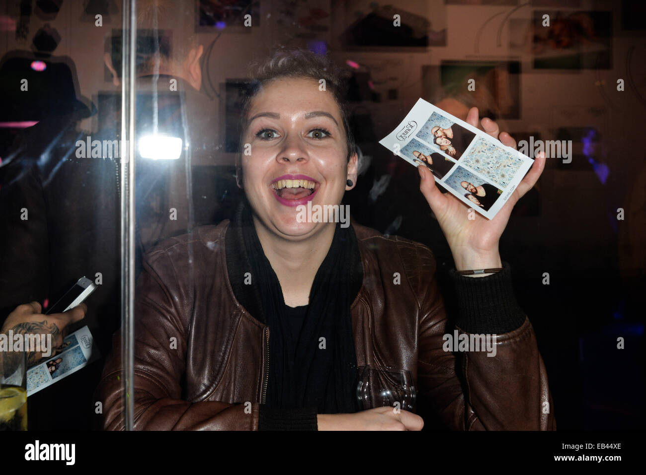 London, UK. 25. November 2014. Gäste besuchen die Gyunel Pre-Herbst 2014 Zubehör Partei im Edition Hotel in London starten. Foto: siehe Li/Alamy Live News Stockfoto