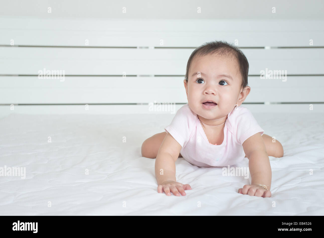 niedliche krabbelnden Baby Mädchen im Schlafzimmer Stockfoto
