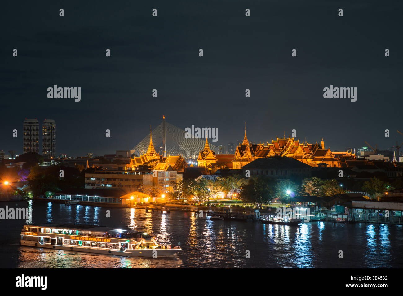 Grand Palace und Kreuzfahrt Schiff Nacht Bangkok Stadt Thailand Stockfoto