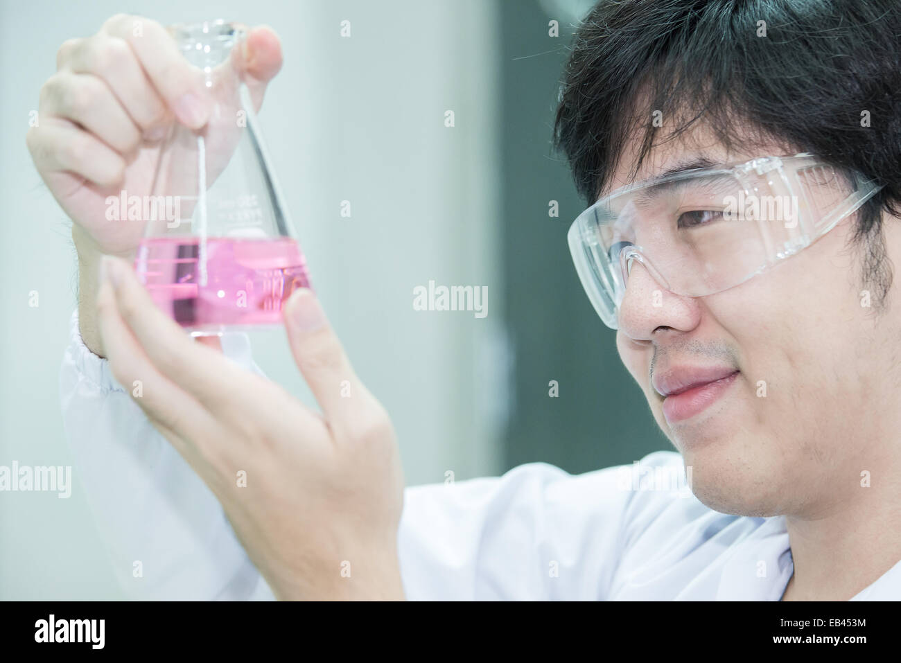 Asiatische Forscher sehen glücklich das Ergebnis des Experiments Stockfoto