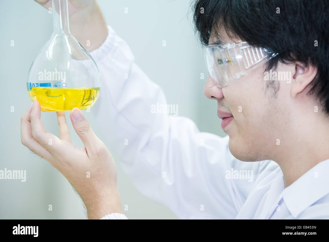 Asiatische Wissenschaftler eng mit Blick auf das Ergebnis des Experiments Stockfoto