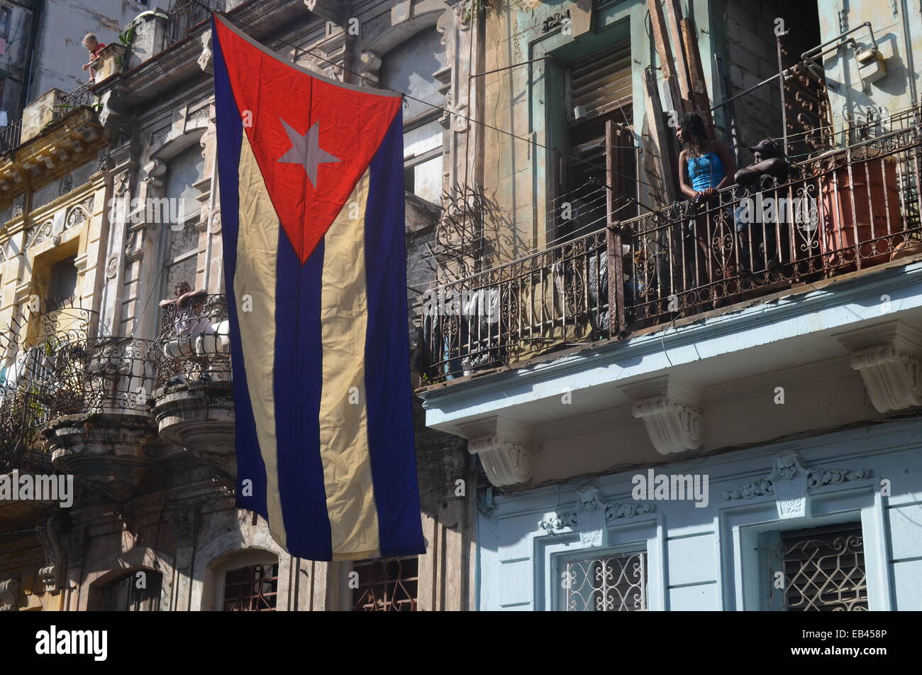 Eine kubanische Fahne hängt über einer Wohnstraße im Centro Havanna Stockfoto