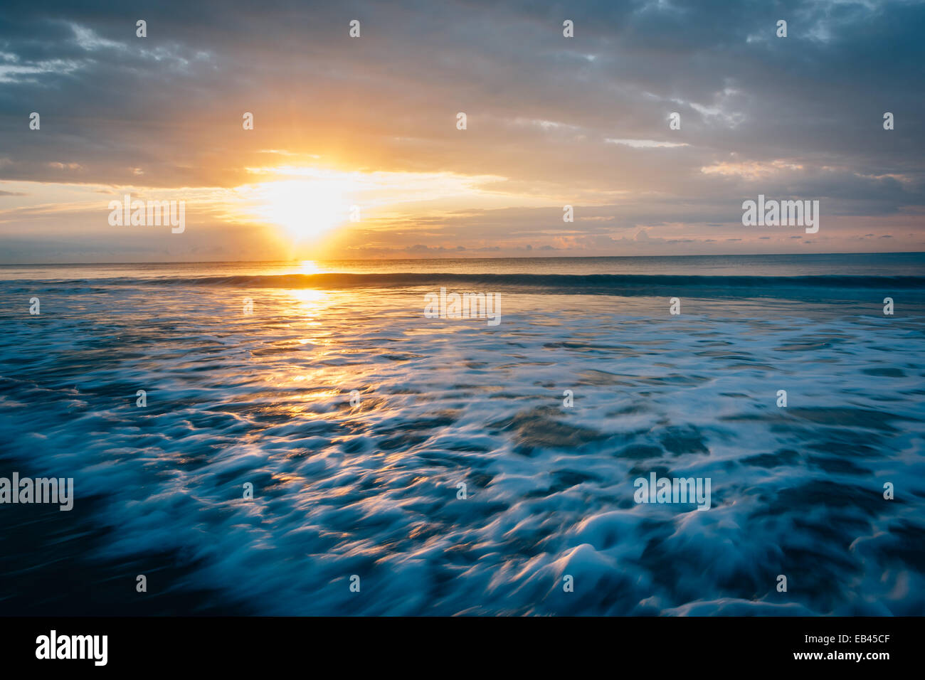 Sonnenaufgang über dem Atlantik in Folly Beach, South Carolina. Stockfoto