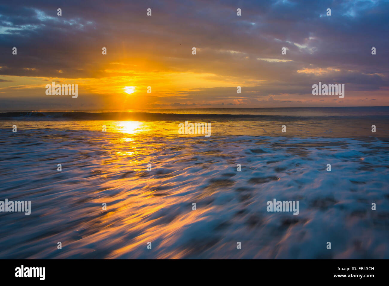 Sonnenaufgang über dem Atlantik in Folly Beach, South Carolina. Stockfoto
