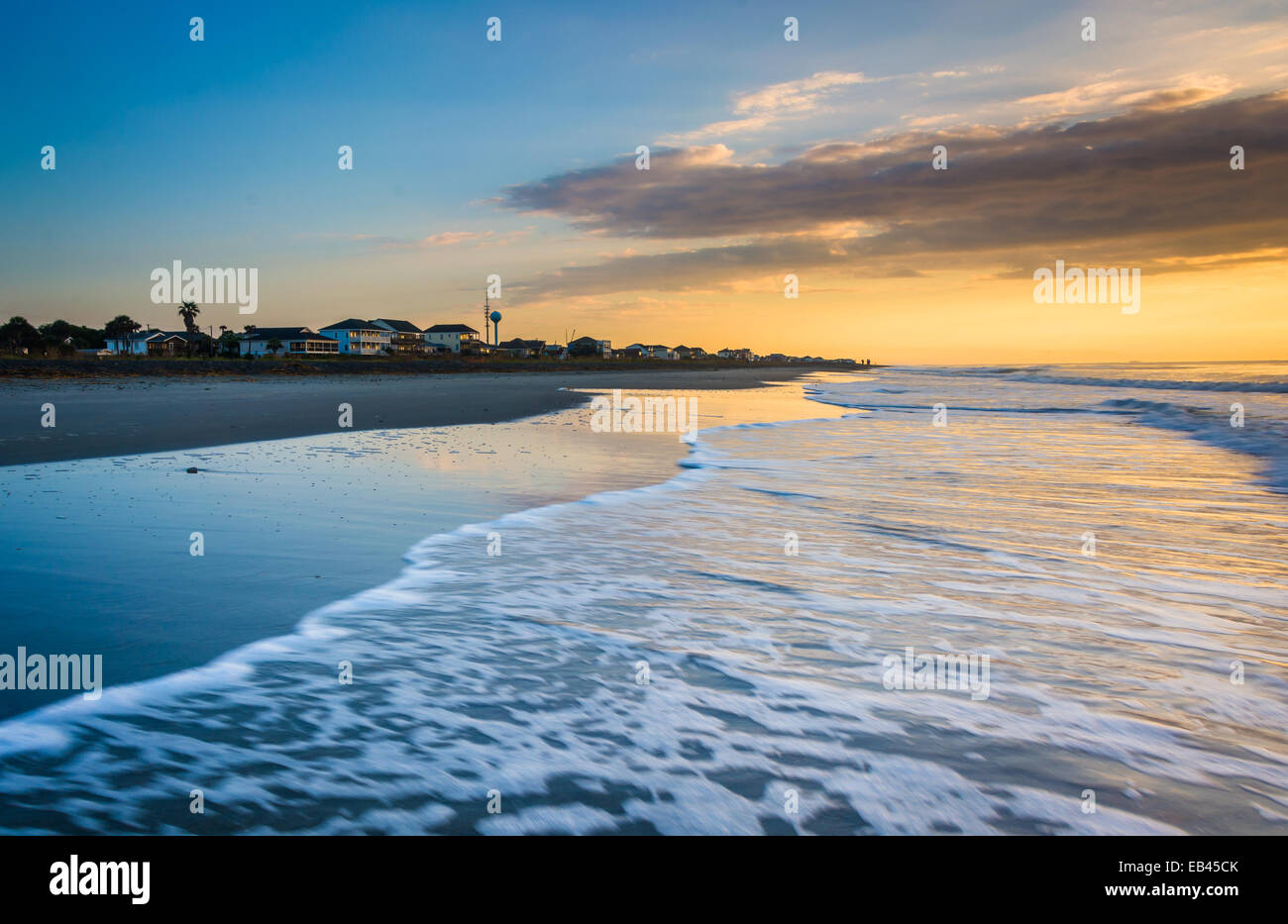 Sonnenaufgang über dem Atlantik in Folly Beach, South Carolina. Stockfoto