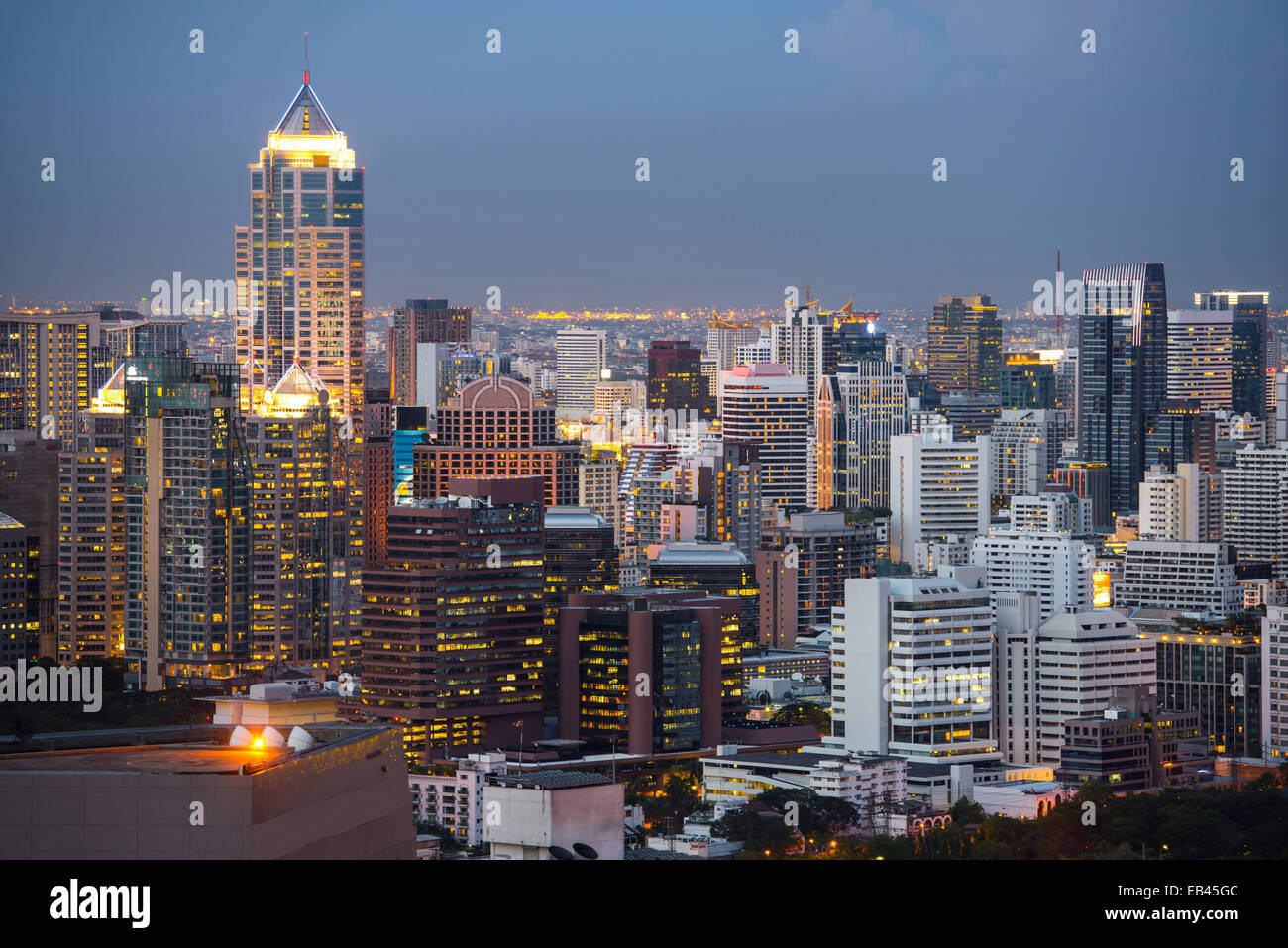 Bangkok Stadtbild, Geschäftsviertel mit hohen Gebäude in der Dämmerung (Bangkok, Thailand) Stockfoto