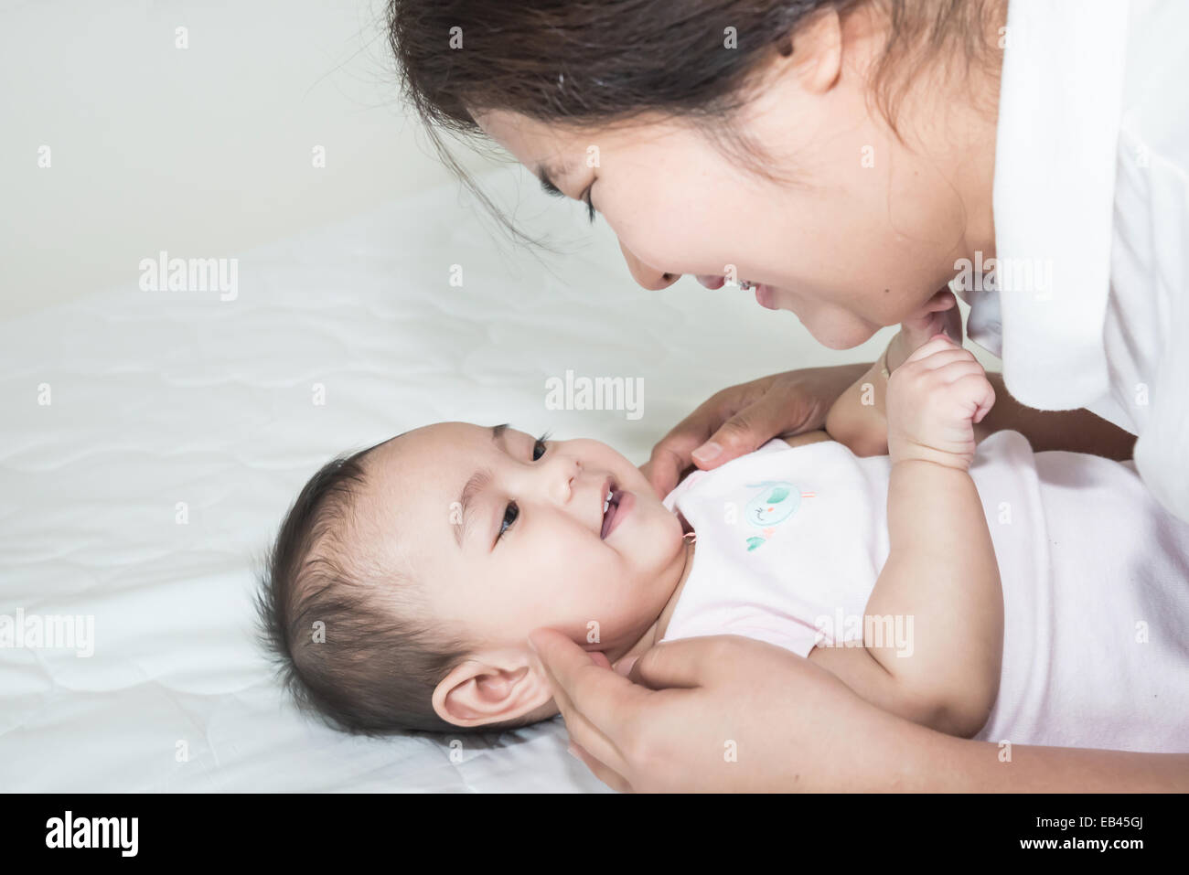 Bild von glücklichen asiatische Mutter mit entzückenden baby Stockfoto