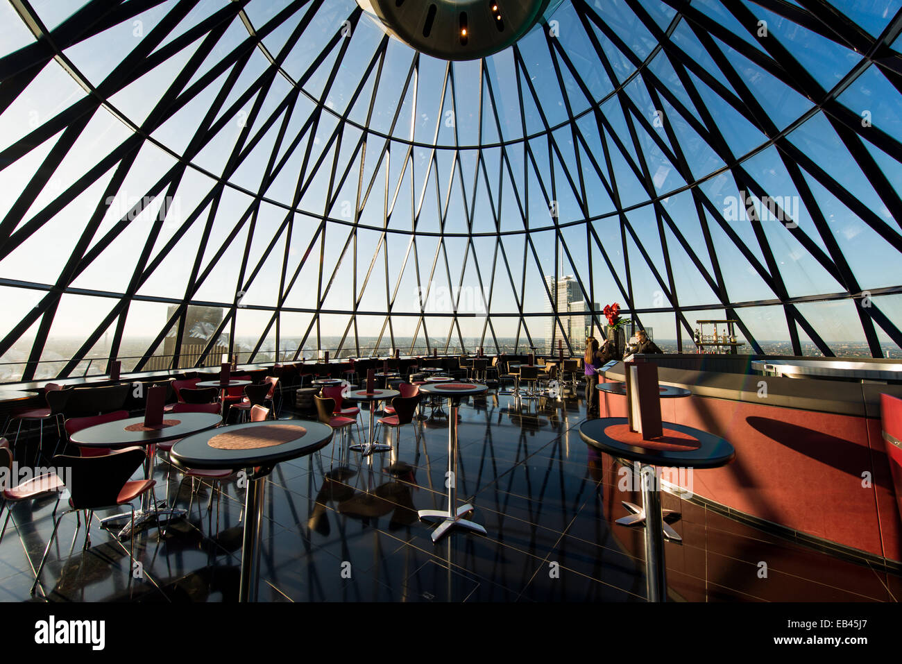 Das Searcys Restaurant und unterhaltsamen Raum bei 30 St Mary Axe in London, auch bekannt als The Gherkin, Interieur Stockfoto