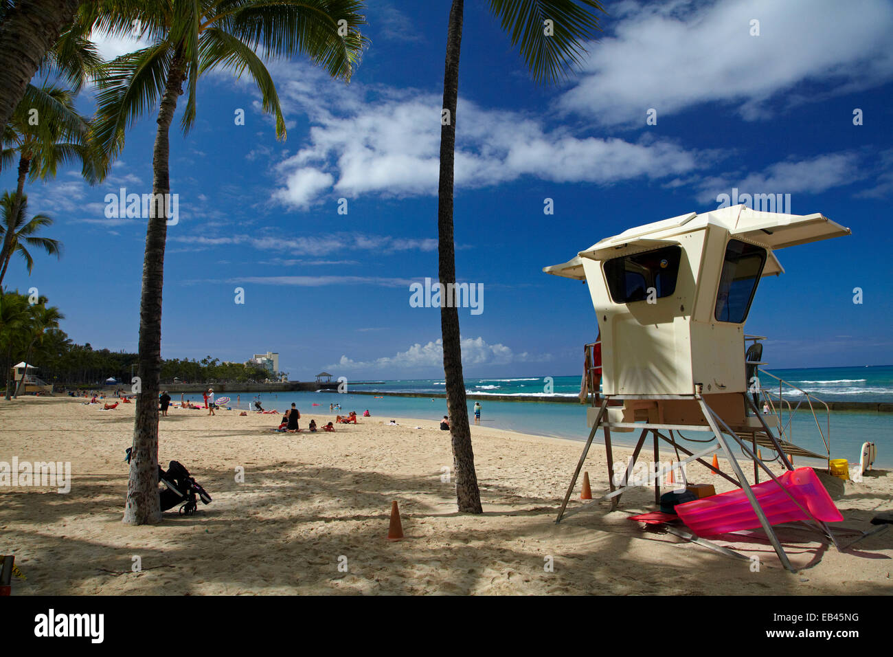 Surf Lebensretter Wachturm, Waikiki Beach und Palmen, Waikiki, Honolulu, Oahu, Hawaii, USA Stockfoto