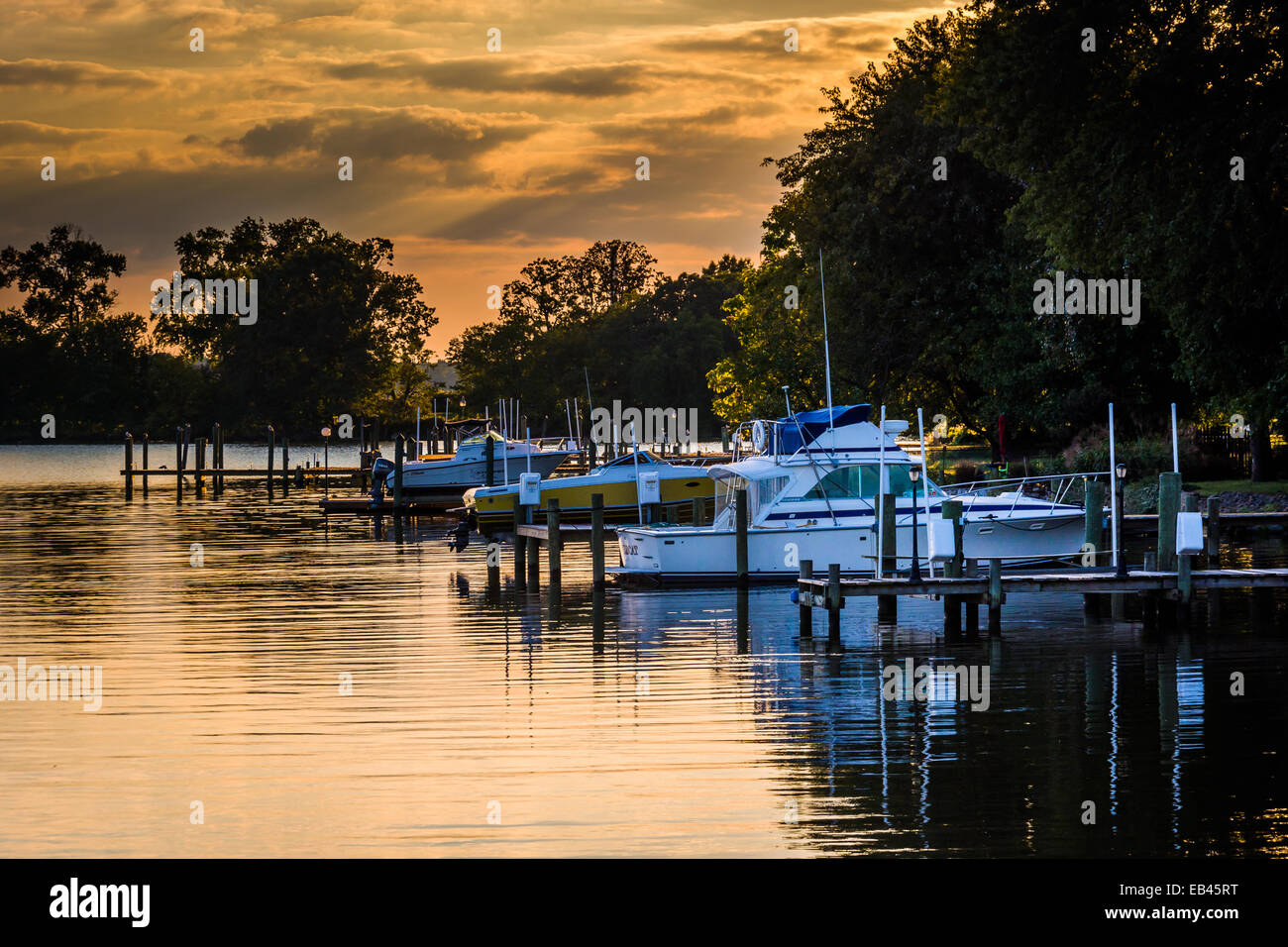 Sonnenuntergang über Boote angedockt in Duck Creek in Essex, Maryland. Stockfoto
