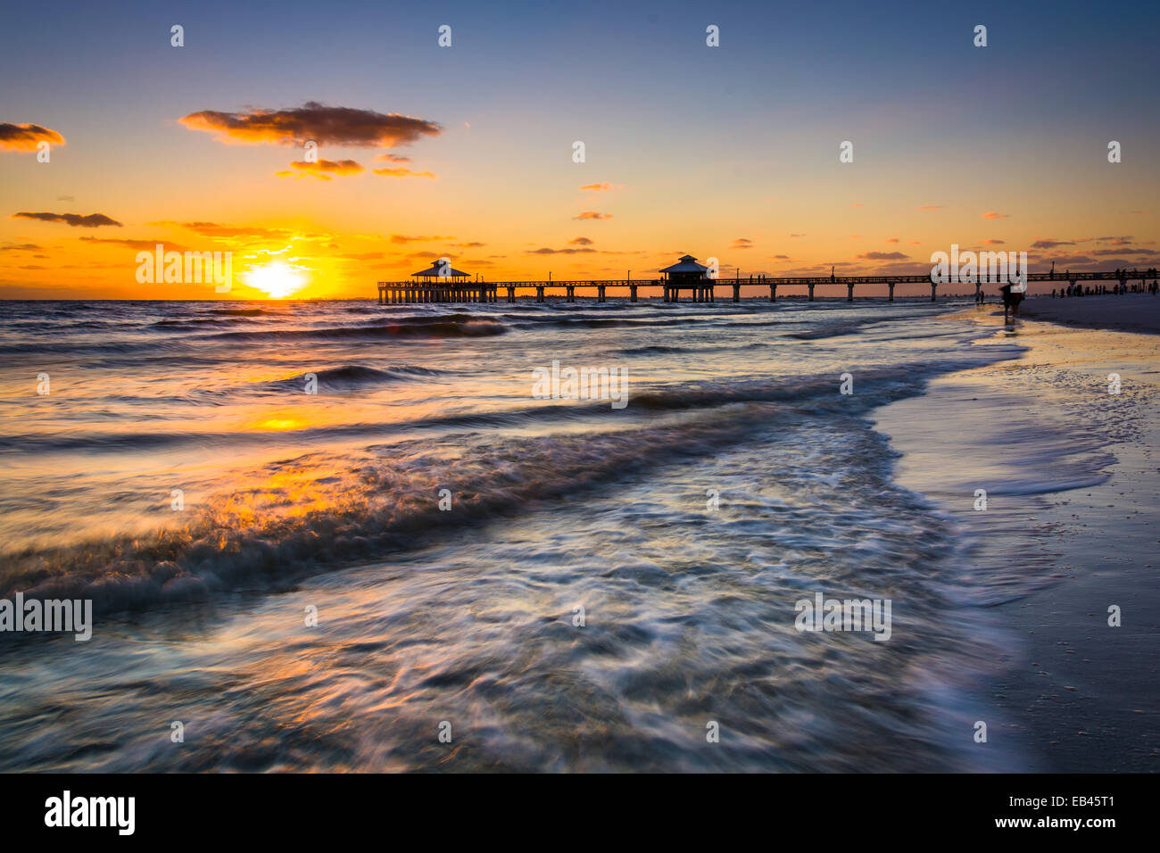 Sonnenuntergang über dem Fishing Pier und den Golf von Mexiko in Fort Myers Beach, Florida. Stockfoto