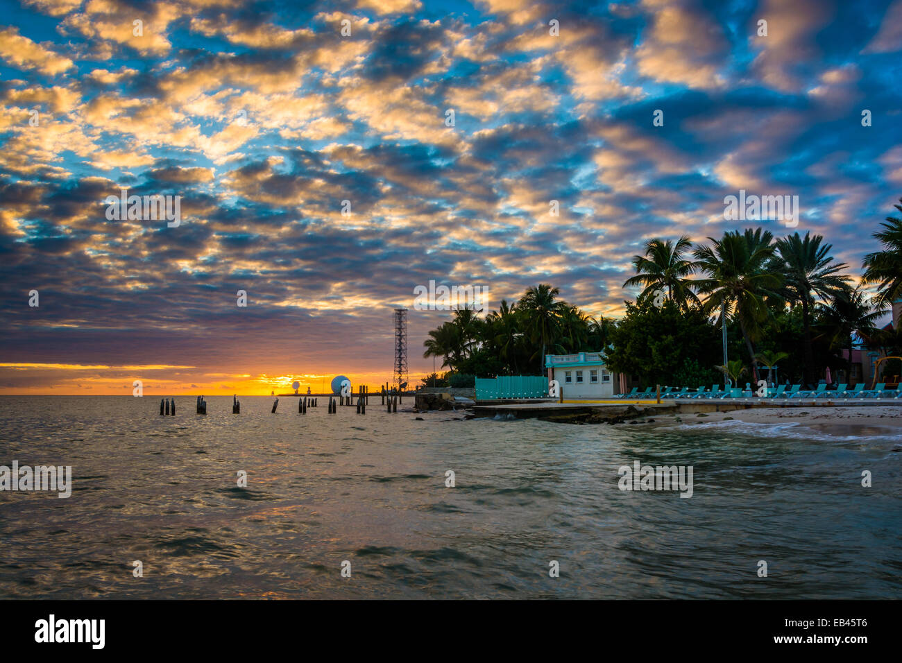Sonnenuntergang über dem Golf von Mexiko vom südlichsten Punkt in Key West, Florida. Stockfoto