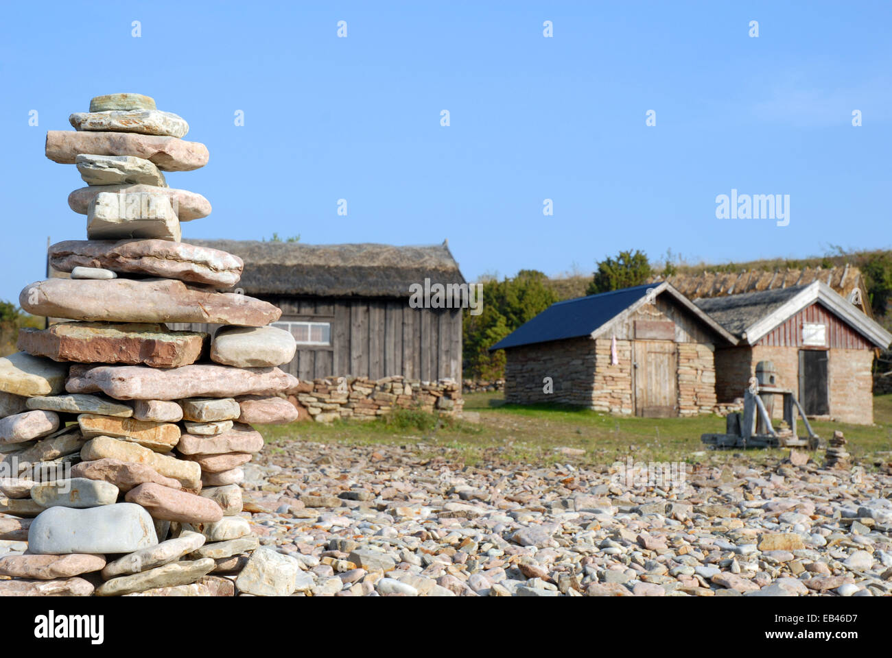 Steinhaufen bei strahlend blauem Himmel an der Küste der schwedischen Insel Öland. Äleklinta Stockfoto