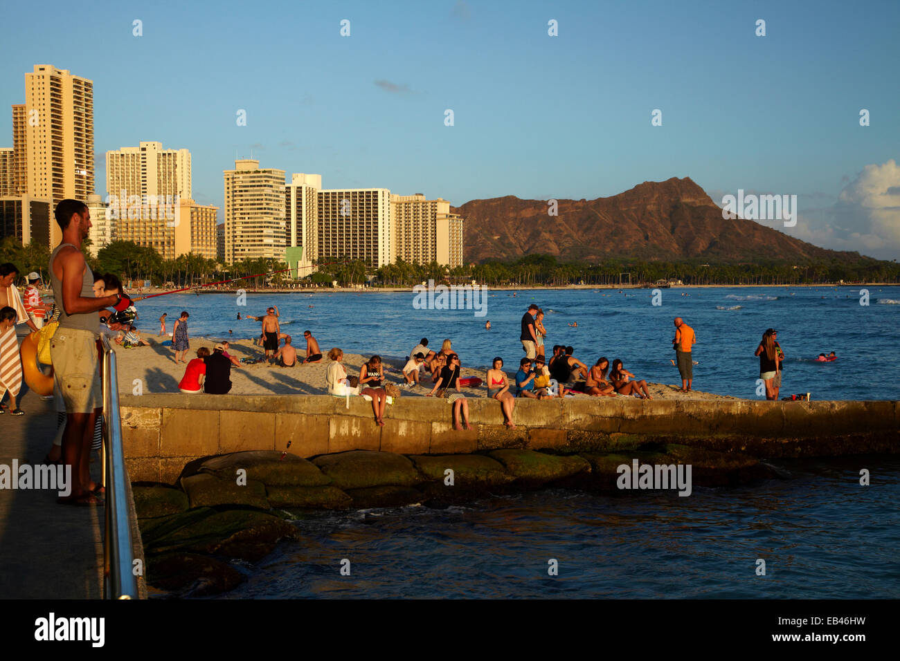 Menschen am Strand von Waikiki, Hotels in Waikiki und Eigentumswohnungen, und Diamond Head, Honolulu, Oahu, Hawaii, USA Stockfoto
