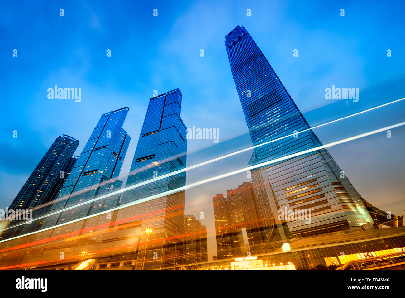Bürogebäude (International Commerce Centre) in der Nacht in Hong Kong, China. Stockfoto