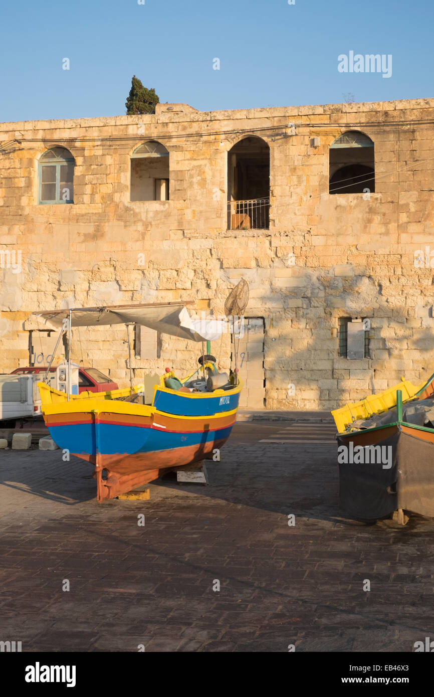 Waterfront-Gebäude und Angelboote/Fischerboote in Marsaxlokk in Malta Stockfoto