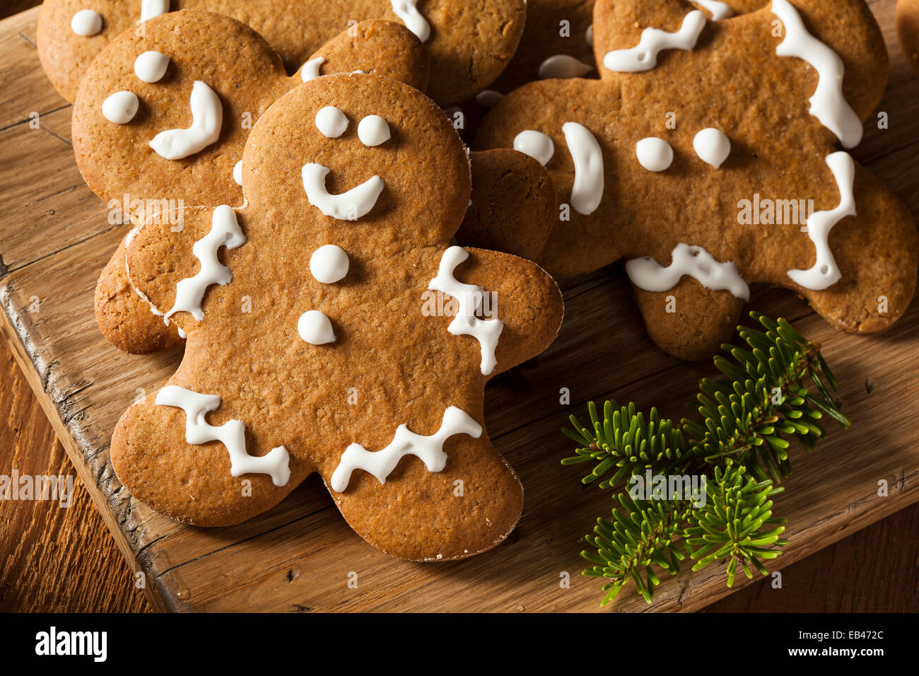 Hausgemachte dekorierten Männer Lebkuchen zu Weihnachten Stockfoto