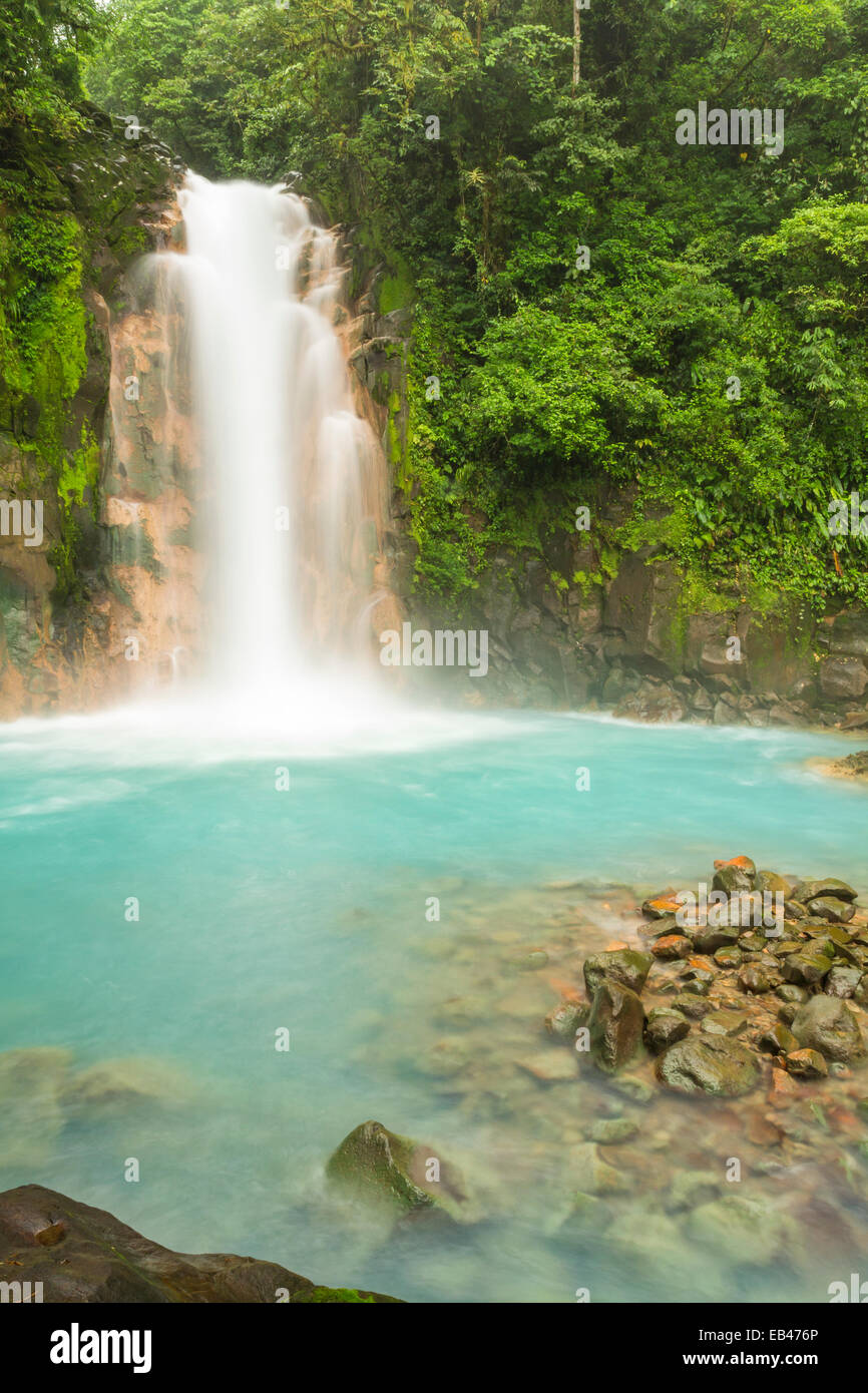 Das himmelblaue blaue Wasser des Rio Celeste Waterfall im Vulkan Tenorio Nationalpark, Costa Rica. Stockfoto