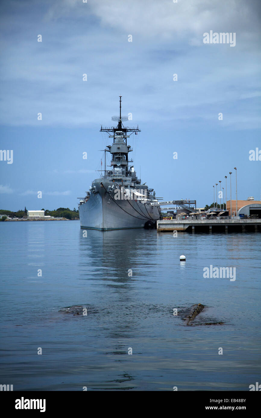 Wrack der USS Arizona und USS Missouri in Ferne (Ort der Kapitulation der japanischen WWII), Pearl Harbor, Honolulu, Oahu, Hawaii, USA Stockfoto