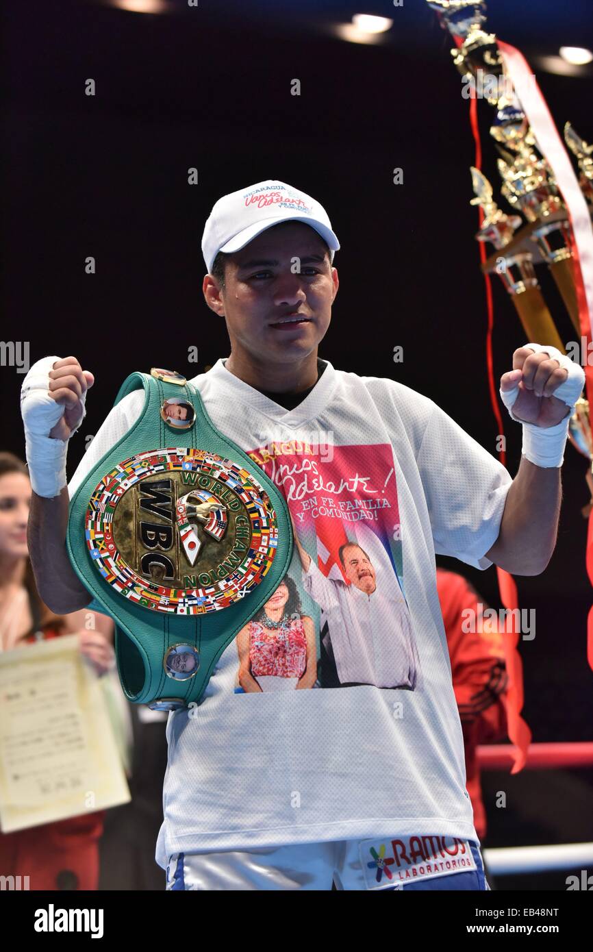 Kanagawa, Japan. 22. November 2014. Römische Gonzalez (NCA) Boxen: Roman Gonzalez aus Nicaragua trägt ein T-shirt mit dem Bild von Nicaraguas Präsident Daniel Ortega und seine Frau Rosario Murillo wie er nach dem Gewinn des WBC feiert mit seinen Champion-Gürtel im Fliegengewicht Titelkampf in Yokohama International Swimming Pool in Kanagawa, Japan. © Hiroaki Yamaguchi/AFLO/Alamy Live-Nachrichten Stockfoto