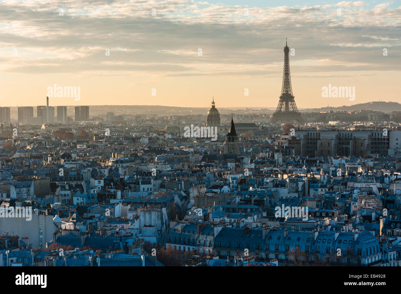 Skyline von Paris bei Sonnenuntergang Blick vom Dach des notre-dame de Paris Stockfoto