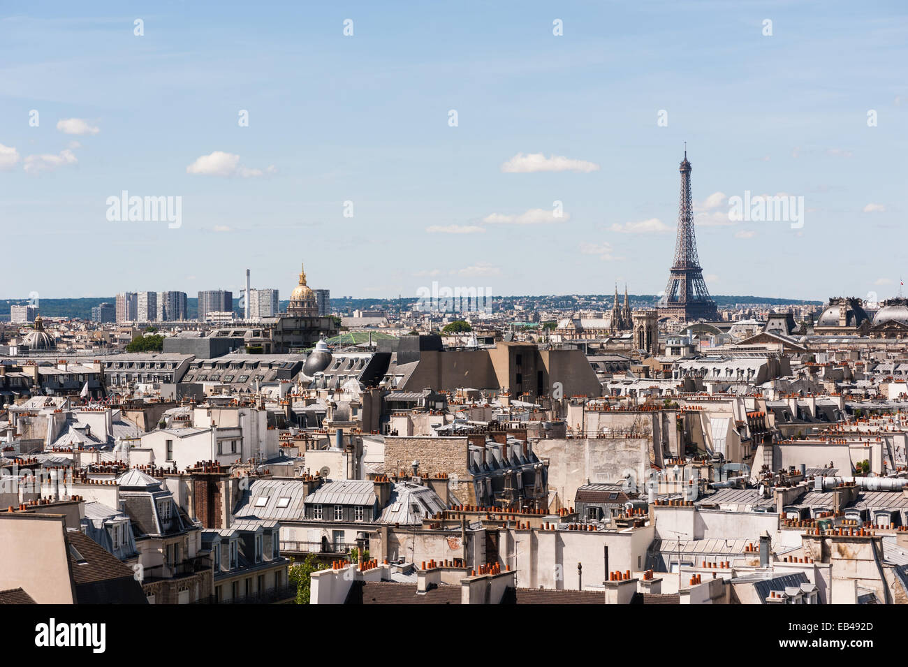 Skyline von Paris an einem sonnigen Tag Stockfoto