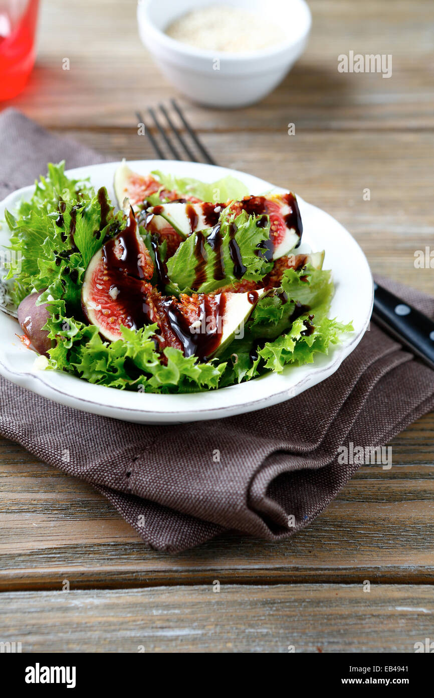 Salat mit Feigen, Salat und Balsamico-Sauce in einer Schüssel, leckeres Essen Stockfoto