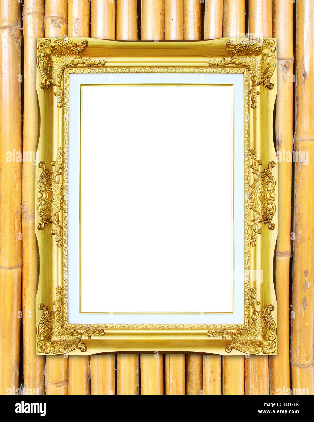 leere Goldrahmen auf Bambus Wand Hintergrund Stockfoto