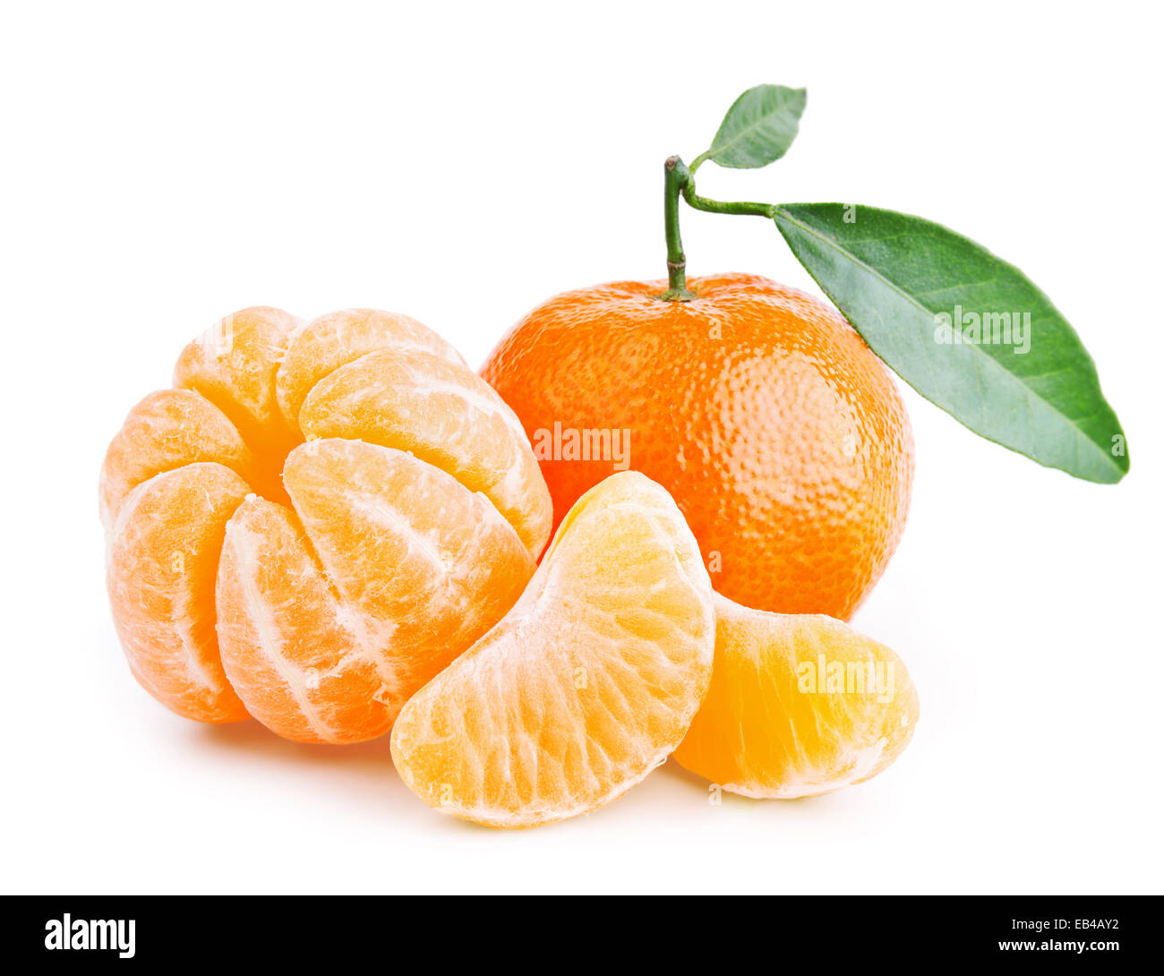 Mandarinen mit Blättern auf weißem Hintergrund Stockfoto