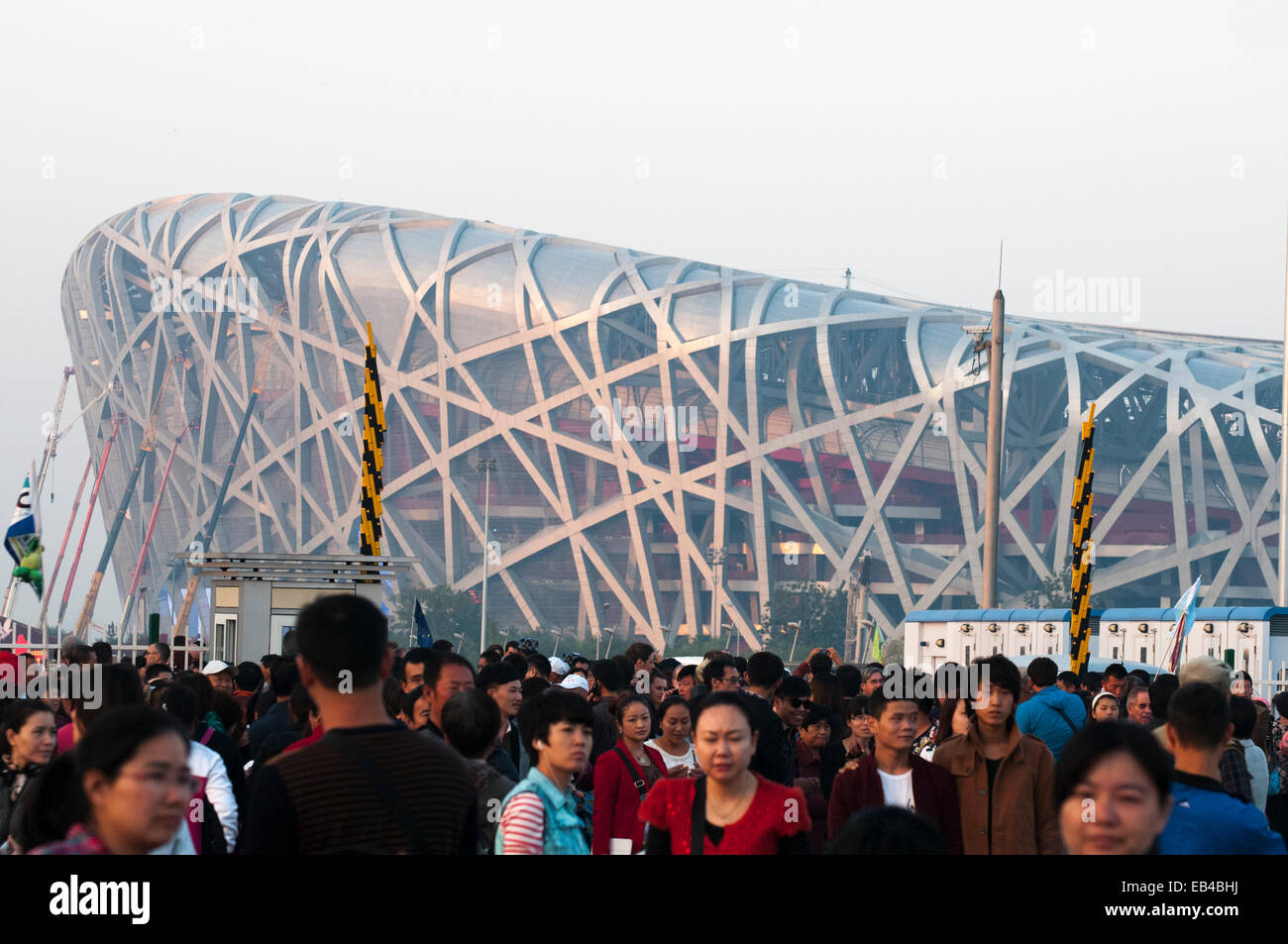 Menschenmengen besucht das "Vogelnest" Nationalstadion für die Olympischen Spiele 2008 in Peking gebaut Stockfoto