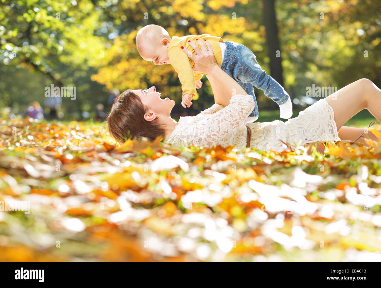 Herbst Porträt von Mutter und baby Stockfoto