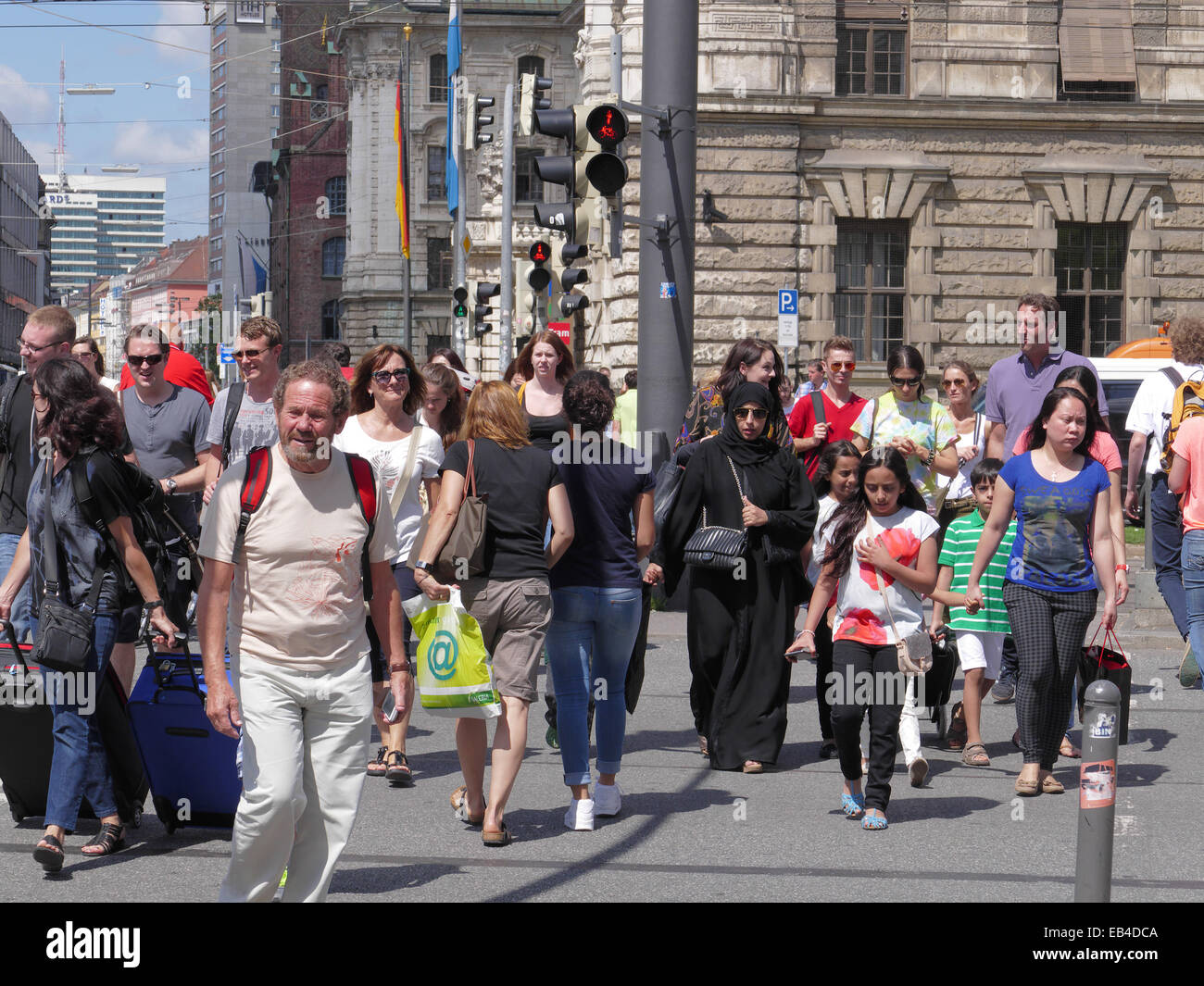 Fußgänger arabische Touristen überqueren Zebra Road Innenstadt München Stockfoto