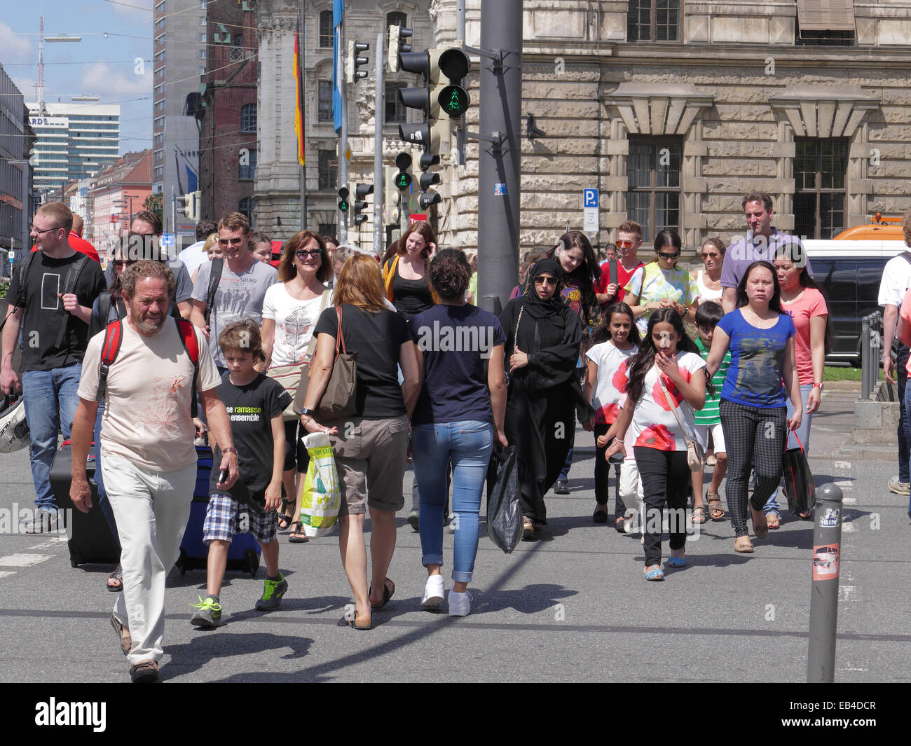 Fußgänger arabische Touristen überqueren Zebra Road Innenstadt München Stockfoto