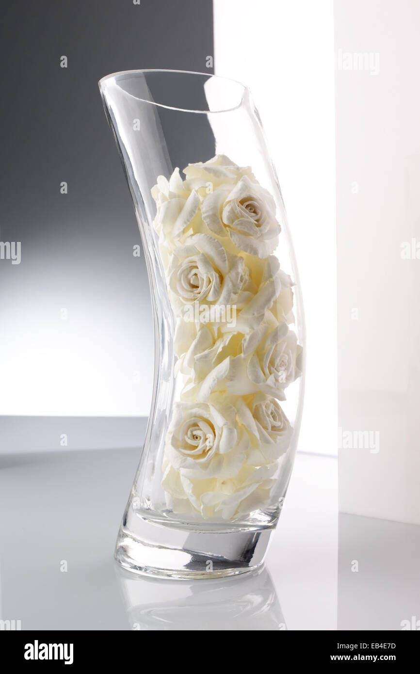 parfümierte Innenraum Bandy-Vase mit Rosen Stockfoto