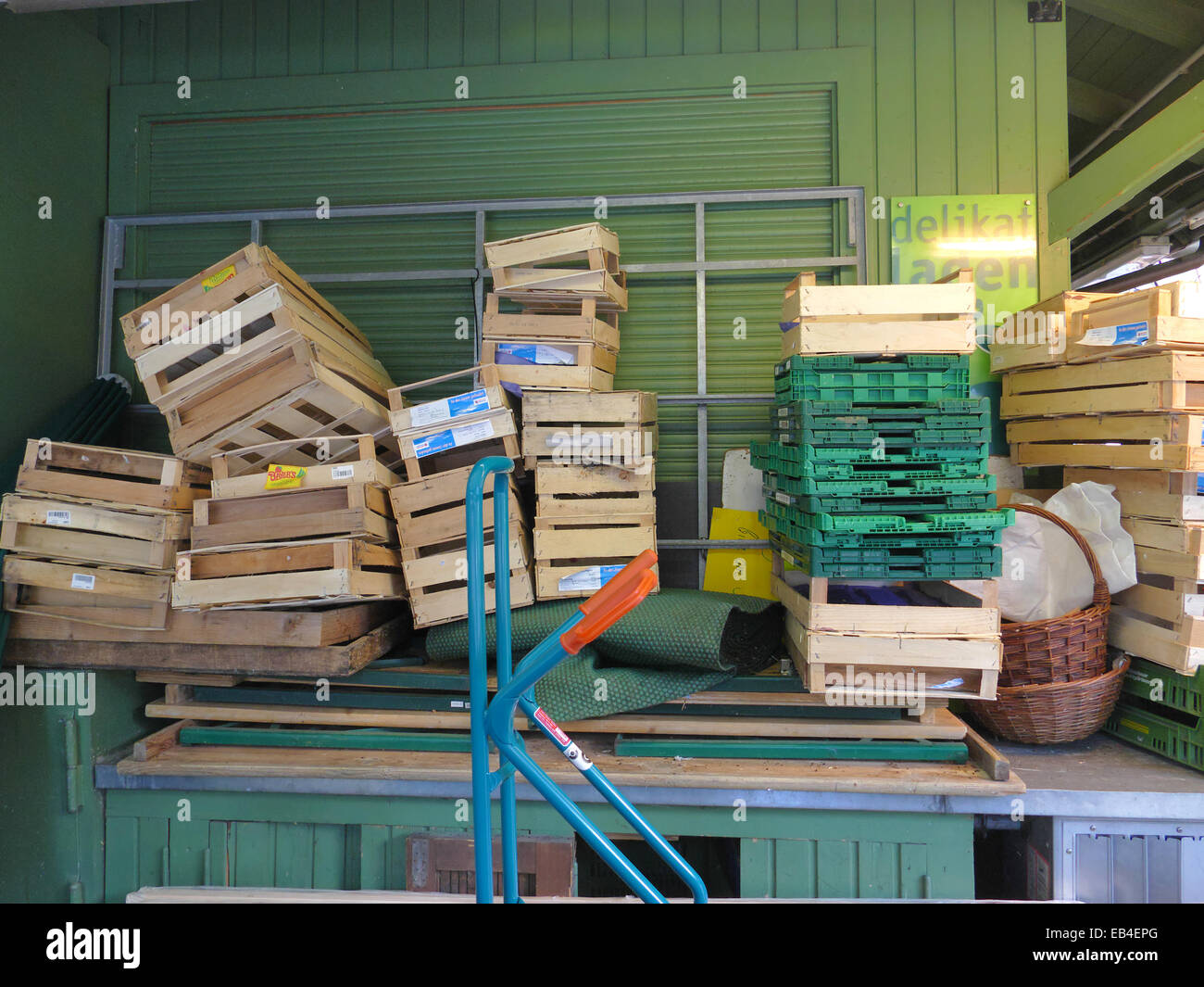 Leere Kisten stapeln sich Gemüse Lebensmittel Verkauf Markt unter freiem Himmel Viktualienmarkt München Deutschland Europa Stockfoto