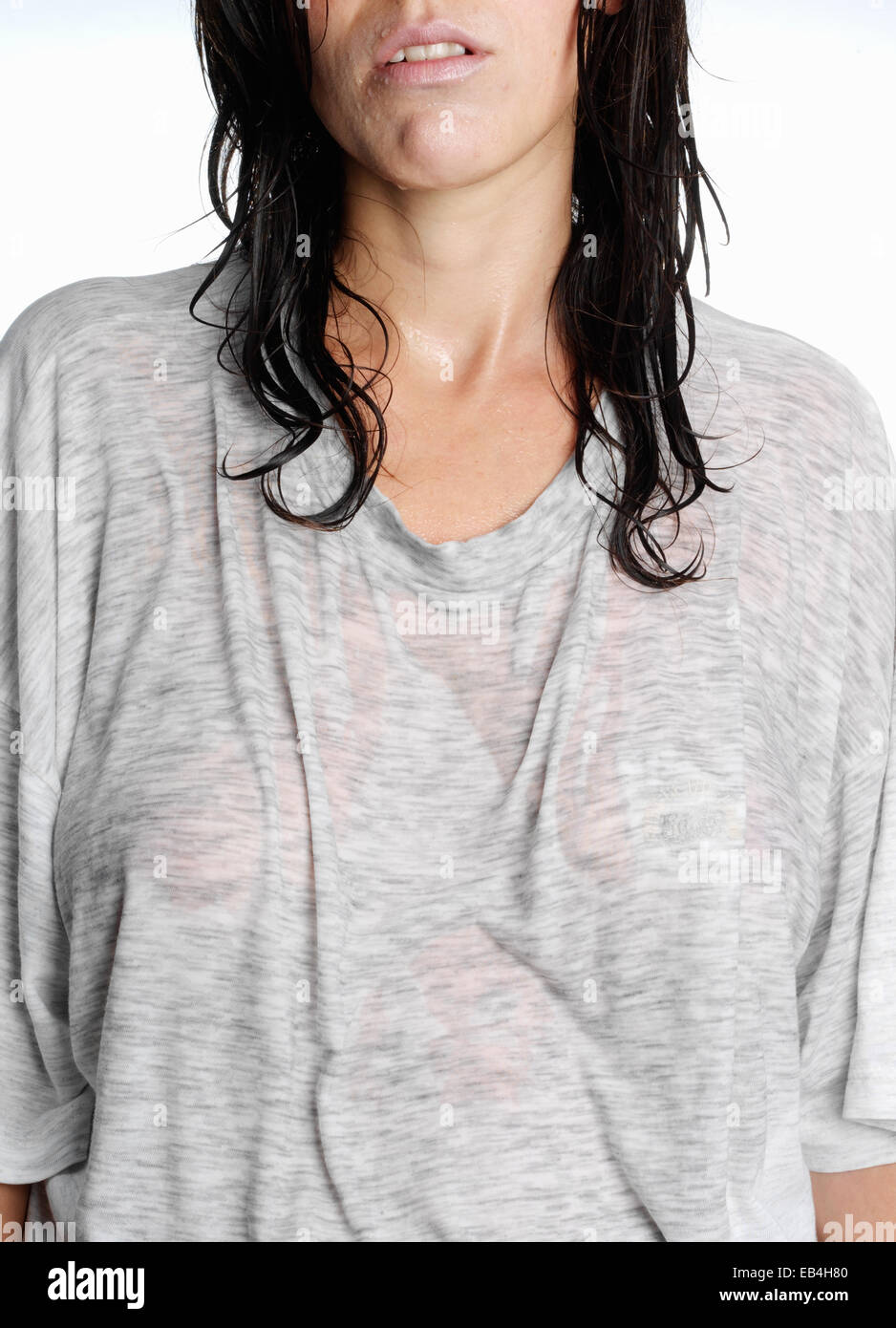 verschwitzte Mädchen nach Training im Fitness-Studio, wet-t-Shirt Stockfoto