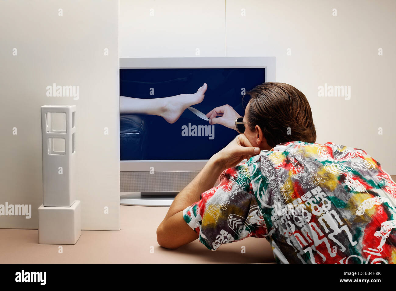 Der Mensch ist langweilig vor Fernseher Stockfoto
