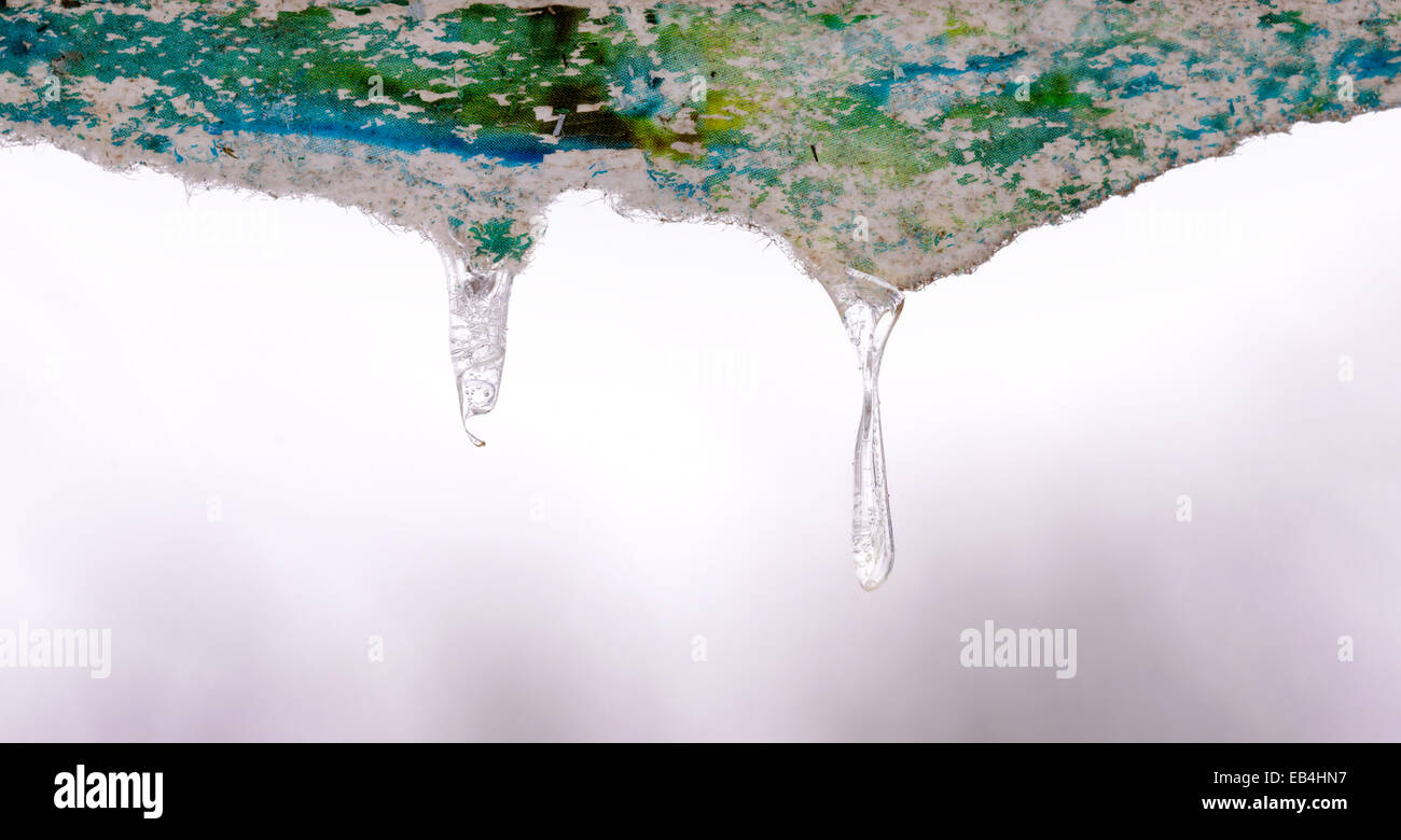 Wasser Stalaktiten fallen während der kalten und grauen Winters Stockfoto