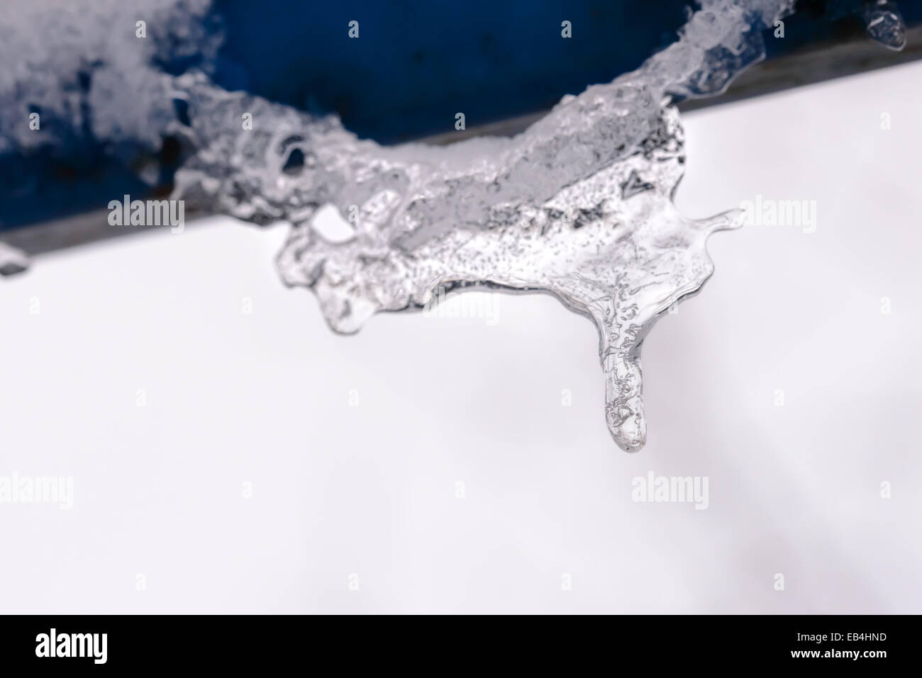Wasser Stalaktiten fallen während der kalten und grauen Winters Stockfoto